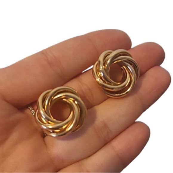 3/$16🎁 Twisted Gold Circle Earrings in Gold Alloy - Picture 3 of 7